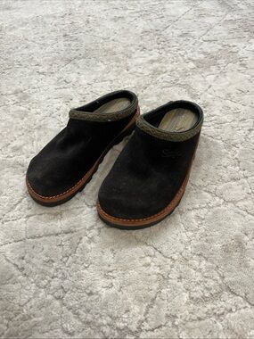 Simple Black Suede Slip-On Clogs with Brown Trim